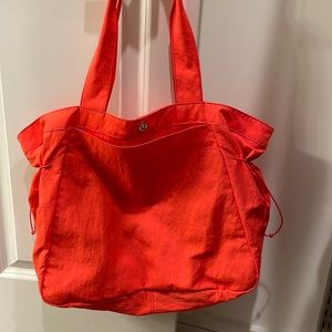 Lululemon shopper bag